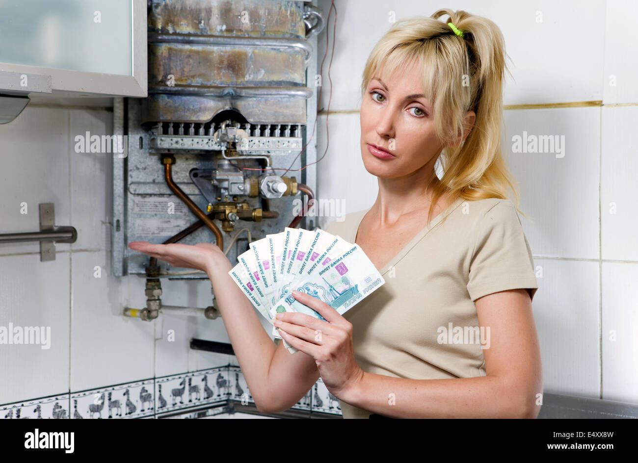 La donna casalinga che conteggia il denaro Foto Stock