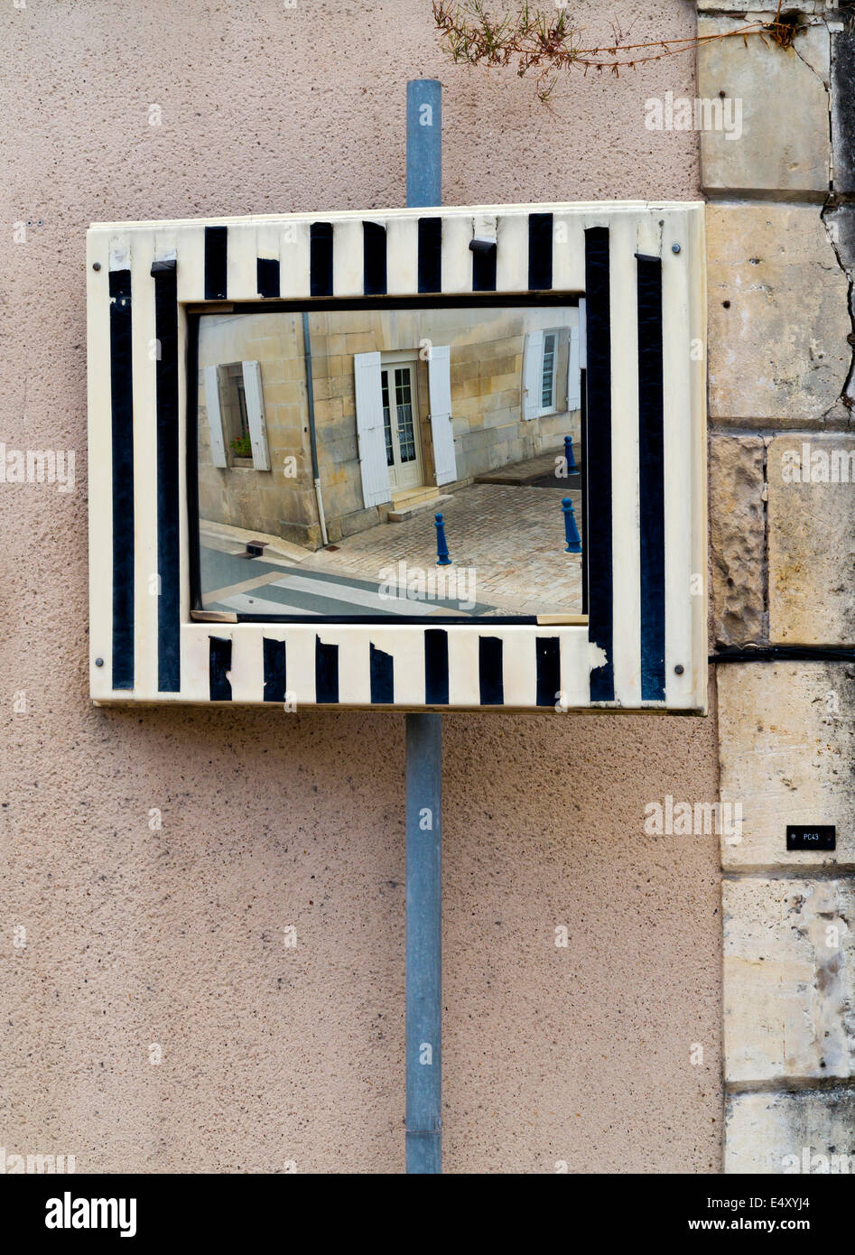 Mirror su un palo utilizzato per avvisare gli automobilisti del traffico nei pressi di un pericoloso blind spot su una strada in Perignac a sud ovest della Francia Foto Stock