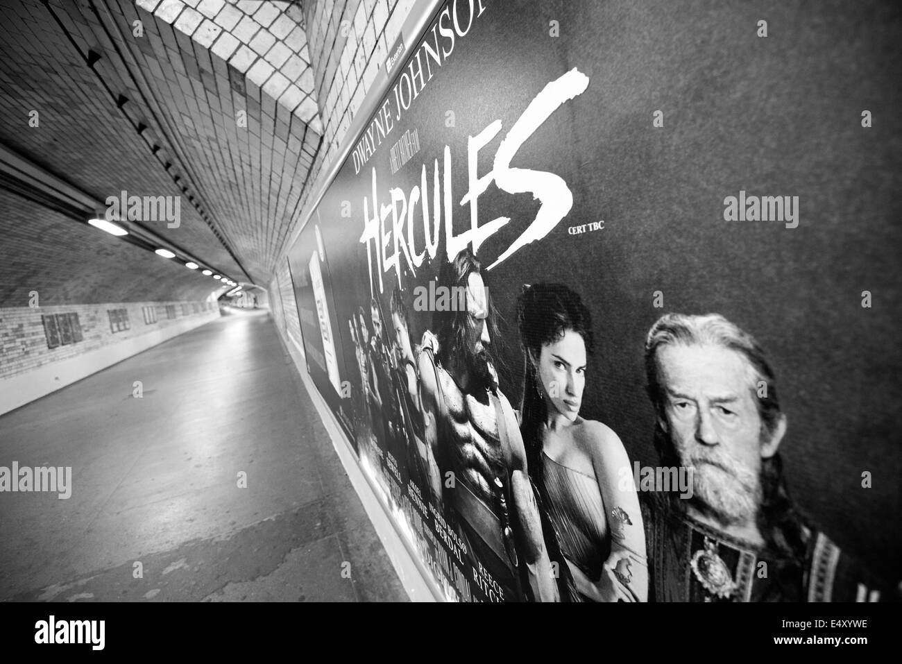 Hercules Poster su una parete nella metropolitana di Londra Inghilterra REGNO UNITO Foto Stock