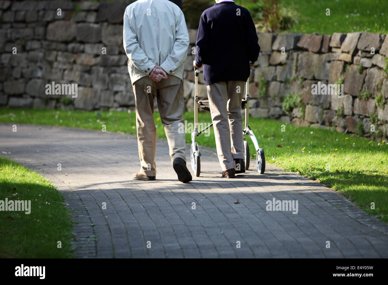 Coppie all'aperto Foto Stock