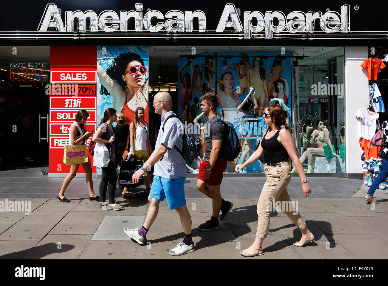 Regno Unito, Londra : American Apparel è raffigurato su Oxford Street nel centro di Londra il 17 luglio 2014. Foto Stock
