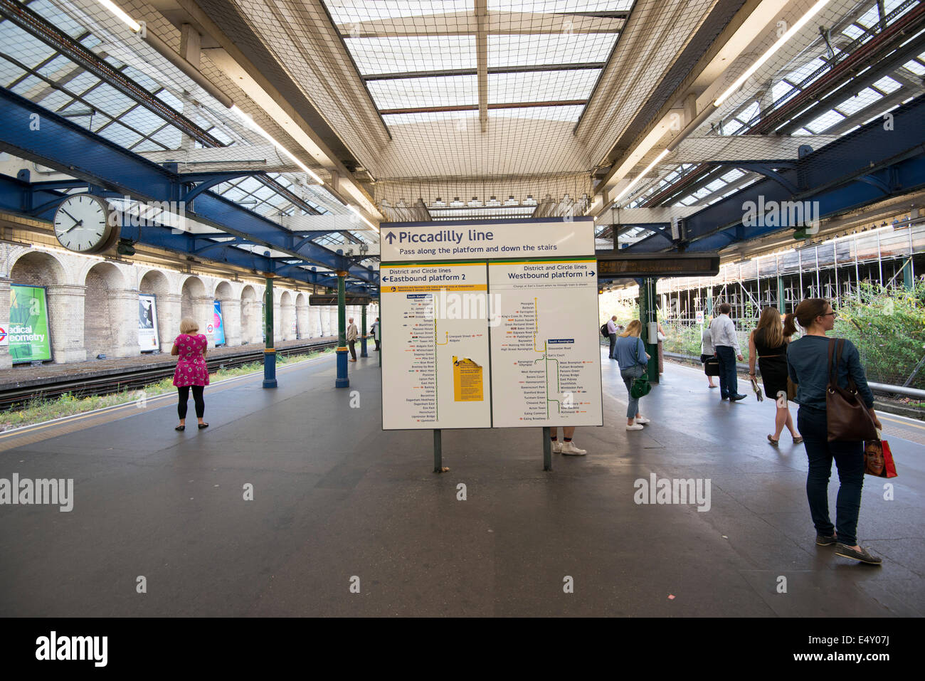 La stazione della metropolitana di South Kensington a Londra England Regno Unito Foto Stock