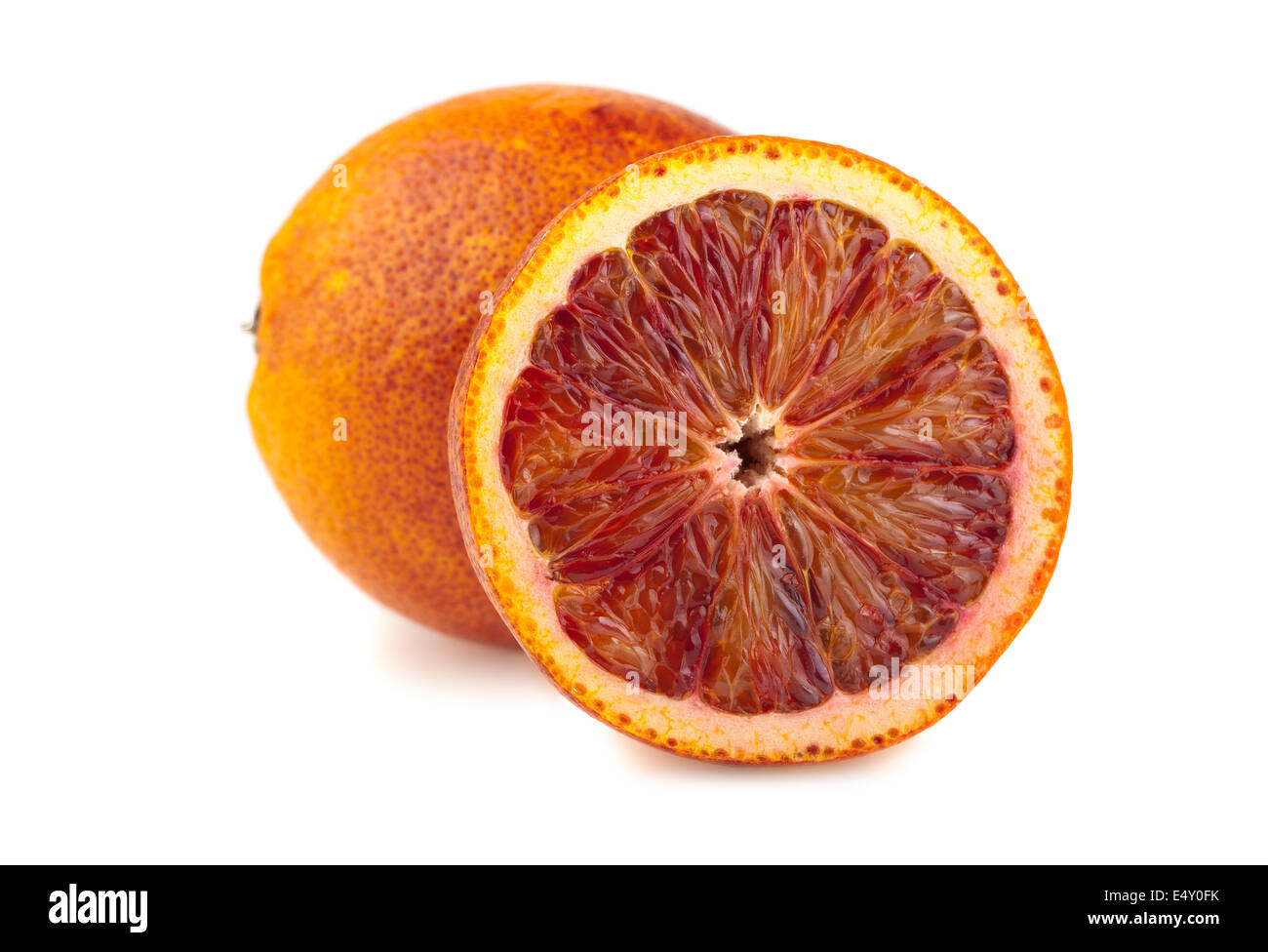 Metà e piena di sangue di arance rosse Foto Stock