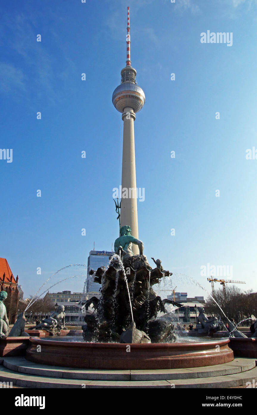 La fontana di Nettuno e la Torre TV di Berlino Germania Foto Stock