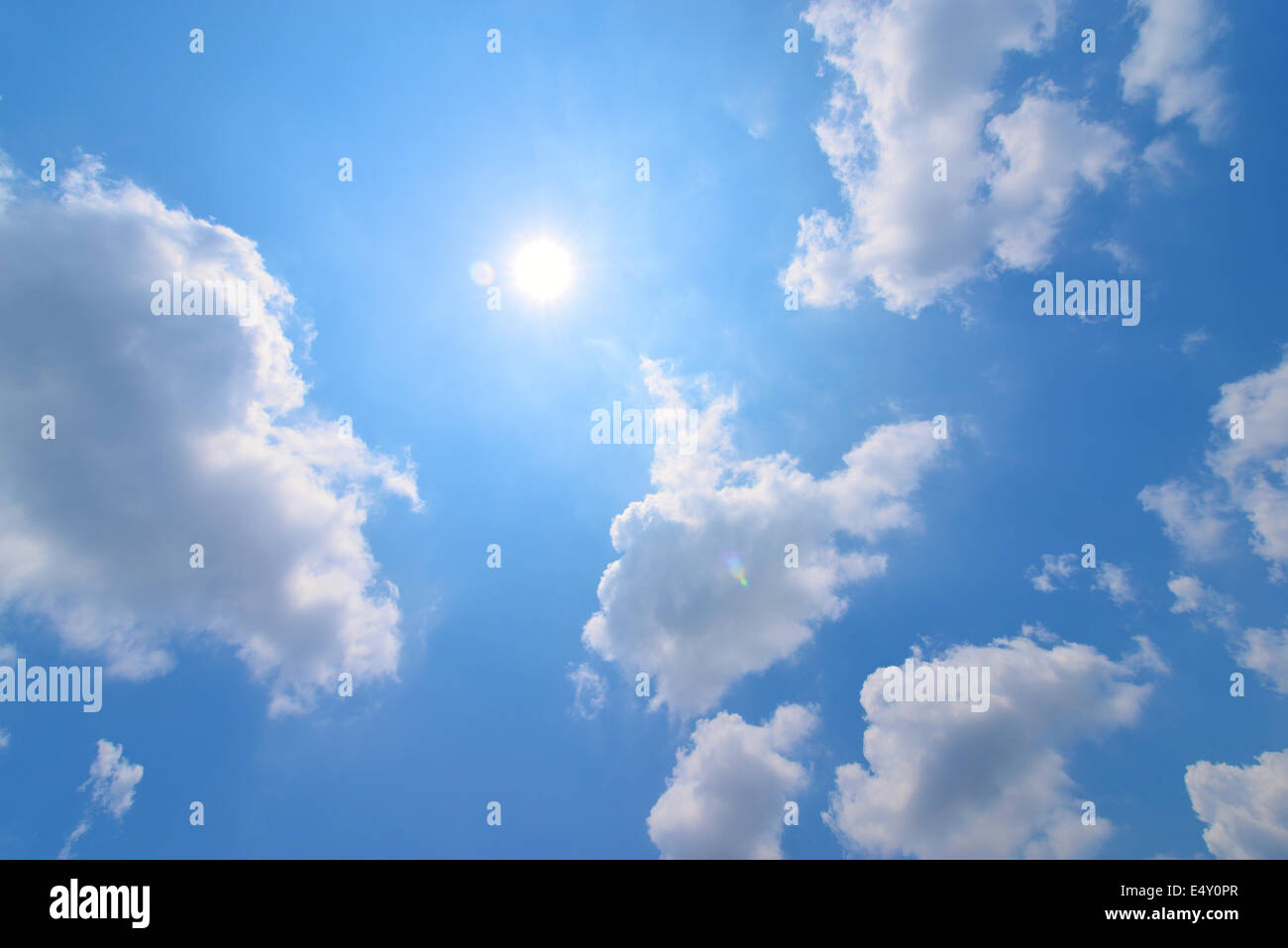 Le nuvole con la luce solare Foto Stock