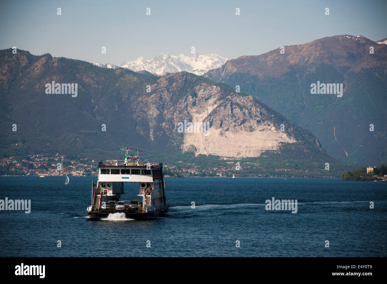 Traghetto per auto sul Lago Maggiore Italia Foto Stock