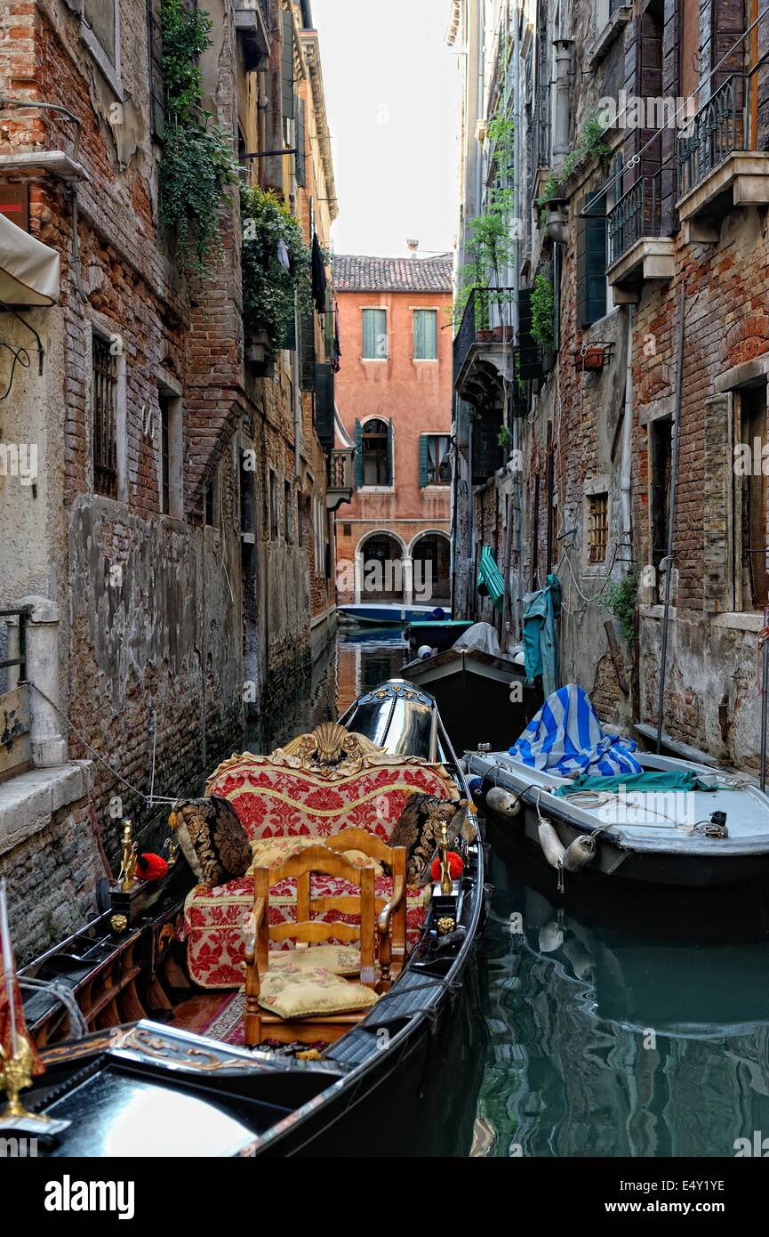 Gondola Veneziana che soggiornano presso il canale. Foto Stock