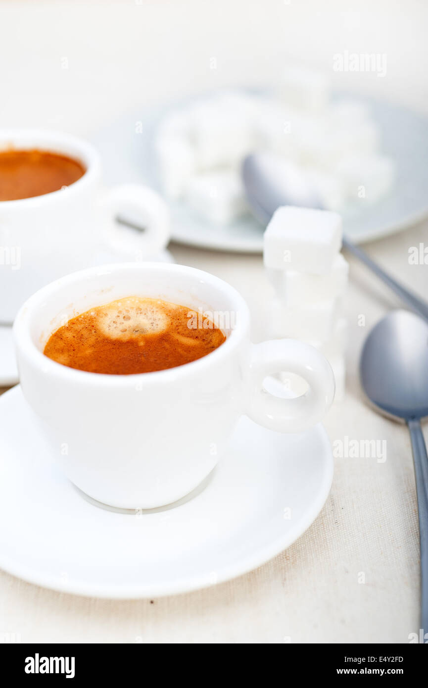 Caffè espresso italiano e cubetti di zucchero Foto Stock