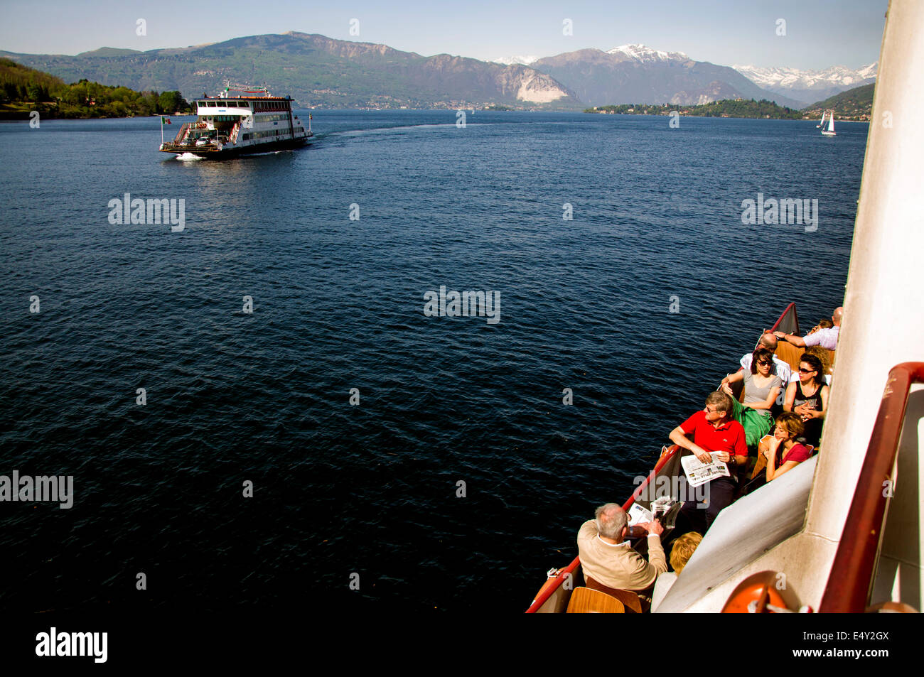 Il passaggio di traghetti sul lago Maggiore Italia Foto Stock