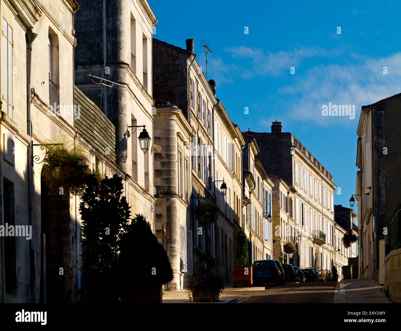 Tipica cittadina francese case con persiane in Pons vicino a Cognac in Charente-Maritime area del sud ovest della Francia Foto Stock