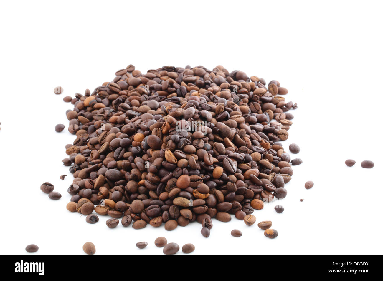 I chicchi di caffè su sfondo bianco Foto Stock