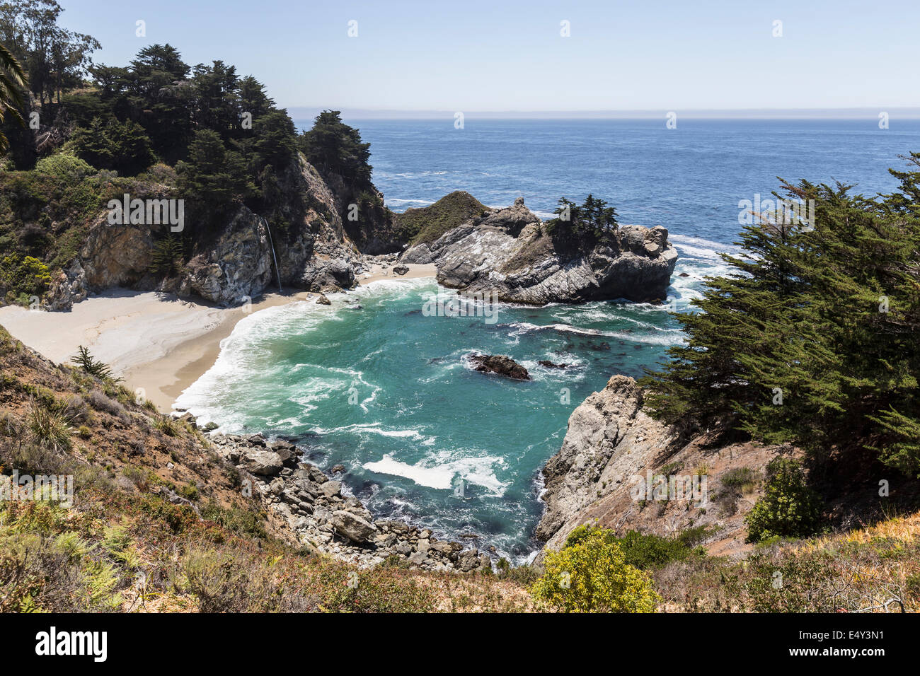 Tranquilla baia a Julie Pfeiffer Burns State Park a Big Sur sulla centrale di costa della California. Foto Stock
