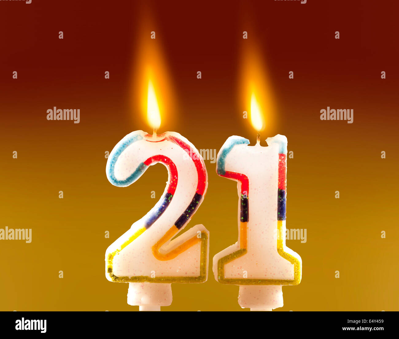 Ventunesimo compleanno - Candele, torta di compleanno candele 21, candele acceso Foto Stock