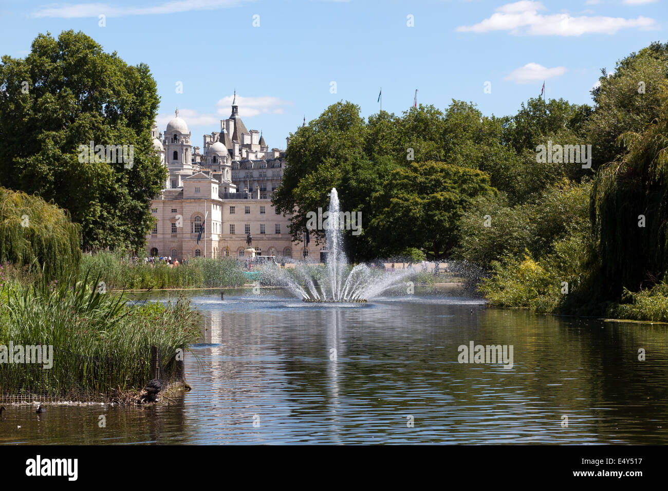 Vista del lago in St James Park, guardando verso la Swire fontana e la sfilata delle Guardie a Cavallo, Londra Centrale. Foto Stock