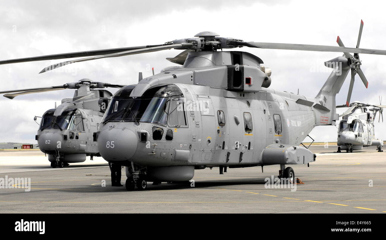 AJAXNETPHOTO. 23 LUGLIO 2013. RNAS CULDROSE, INGHILTERRA. - ELICOTTERI MERLIN MK II AW 101 DELLA ROYAL NAVY RECENTEMENTE CONVERTITI DAL 824 SQUADRON SUL PIAZZALE. FOTO: JONATHAN EASTLAND/AJAX REF; D132307 3221 1 Foto Stock