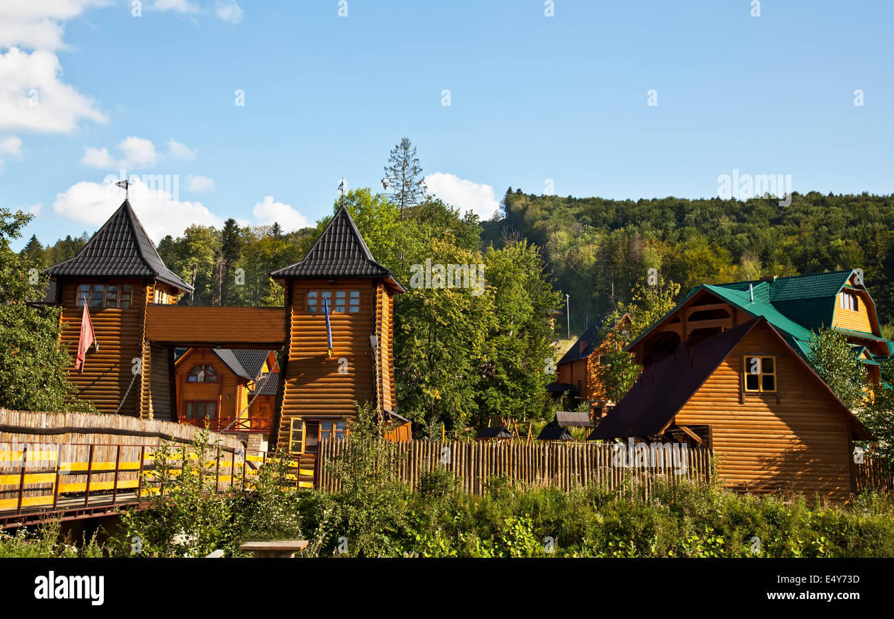 Case di legno in montagna Foto Stock