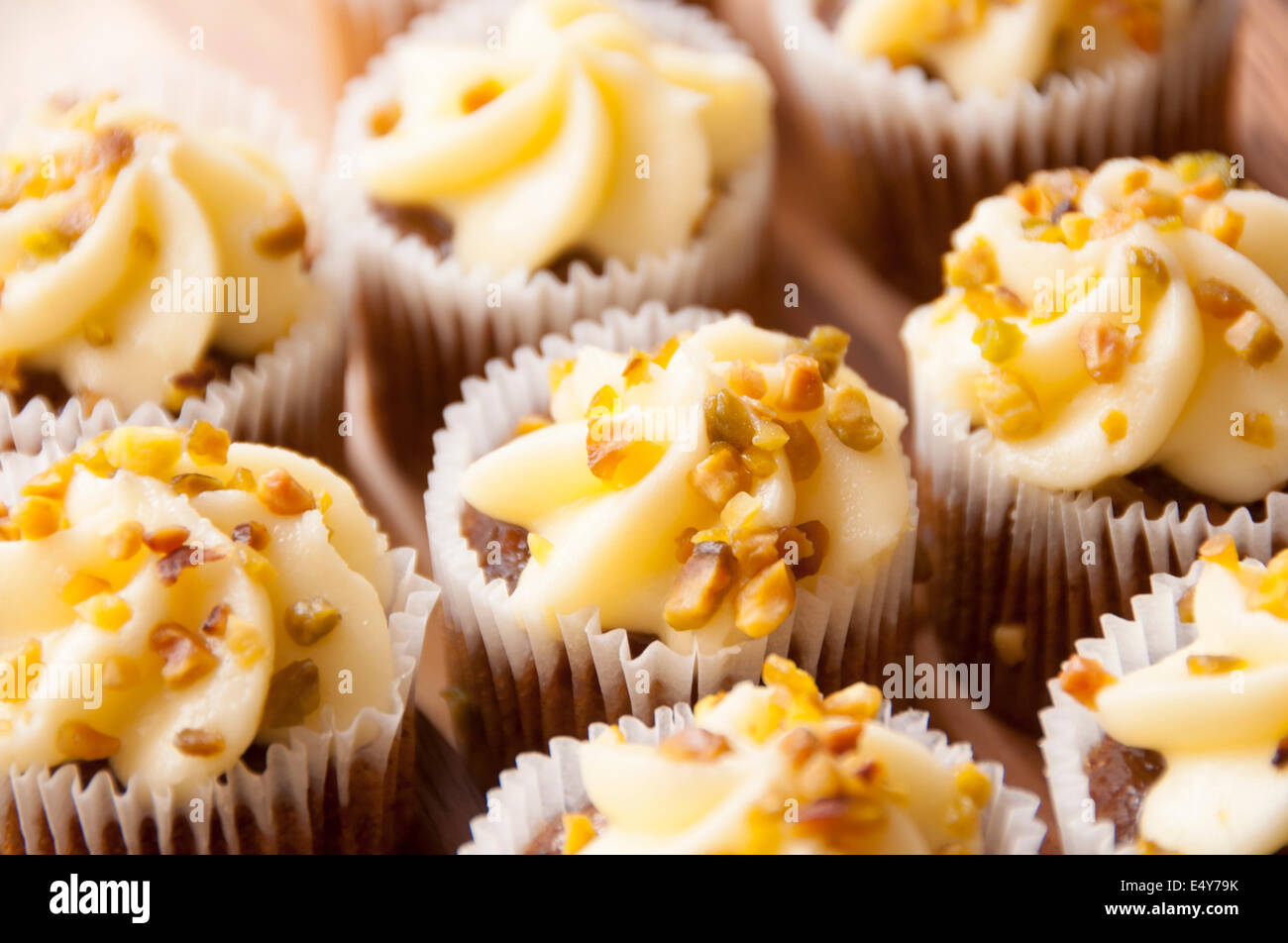 Fatto in casa torte di carote con pistacchi tritati e spruzzato sulla parte superiore Foto Stock