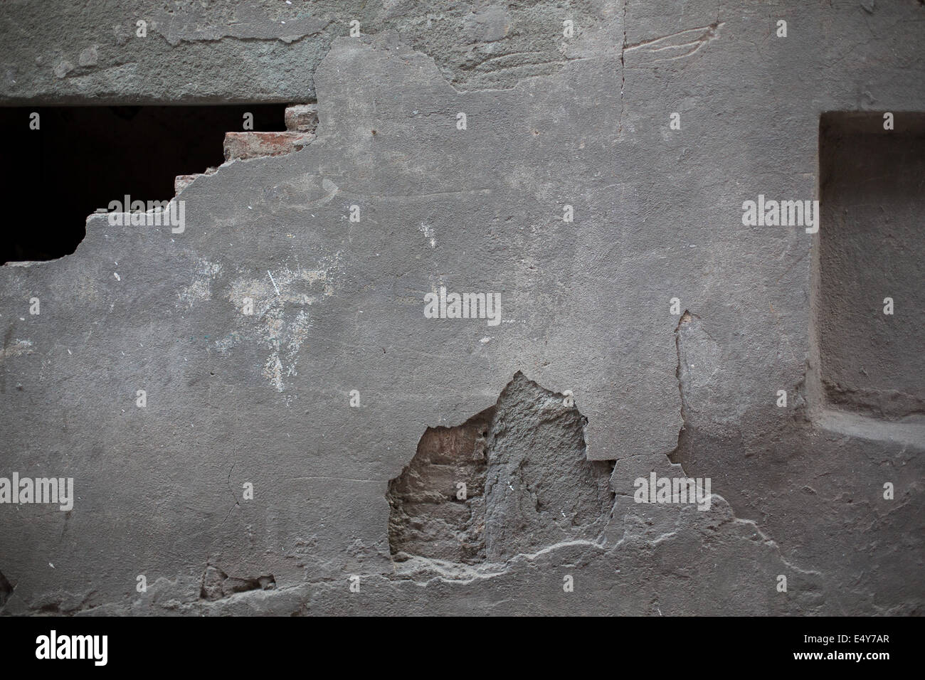 Vecchio cemento texture con incrinature e fori Foto Stock