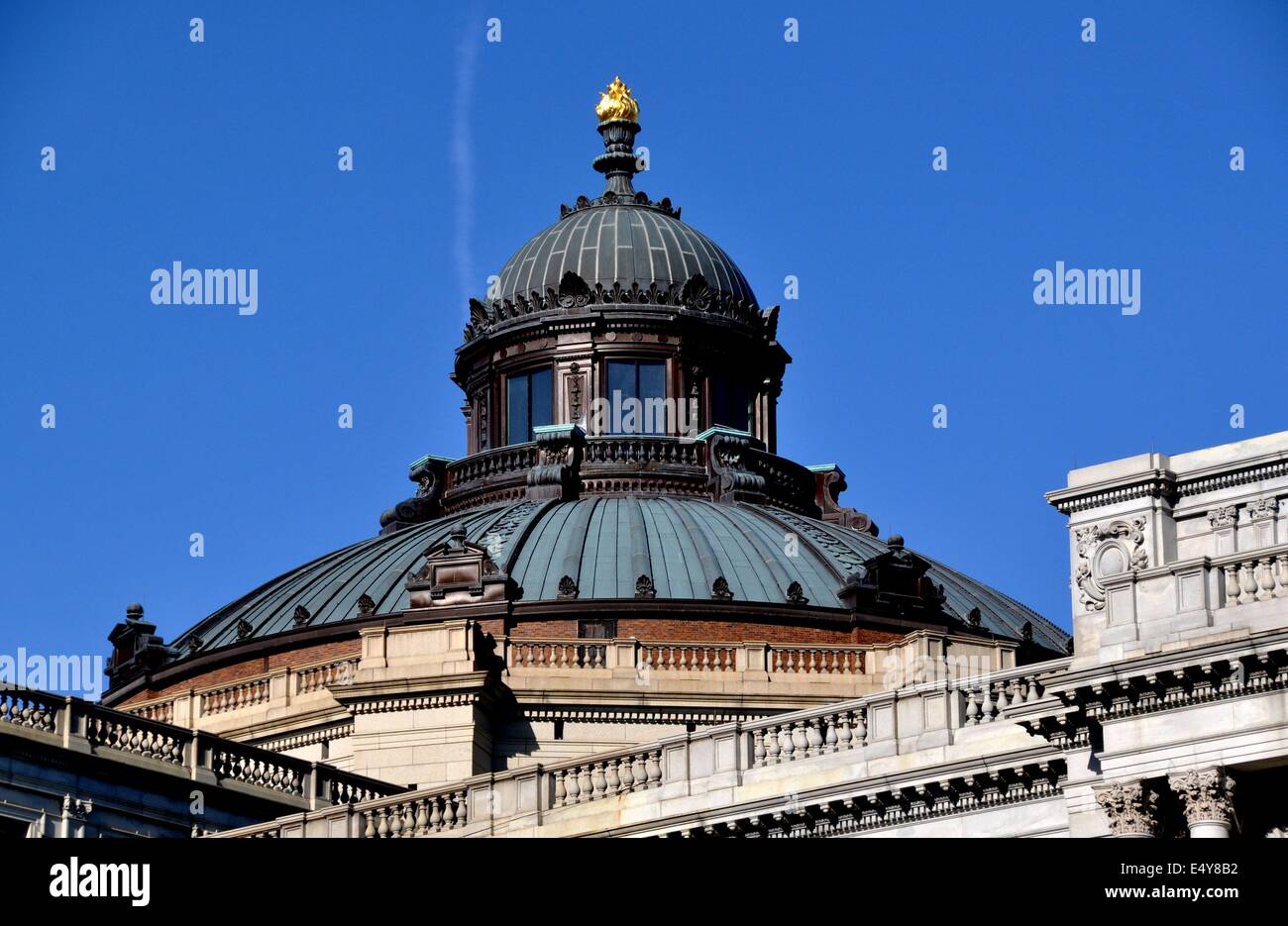 Washington, DC: La Fiaccola della sommità di apprendimento la grande cupola in rame del Beaux Arts Library of Congress Jefferson Building Foto Stock