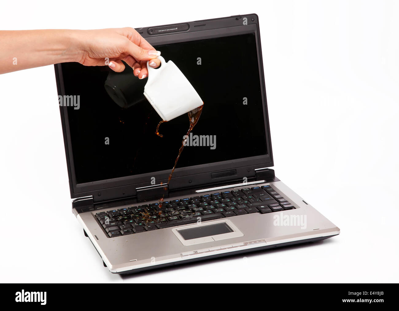 Caffè versato sul computer portatile Foto Stock