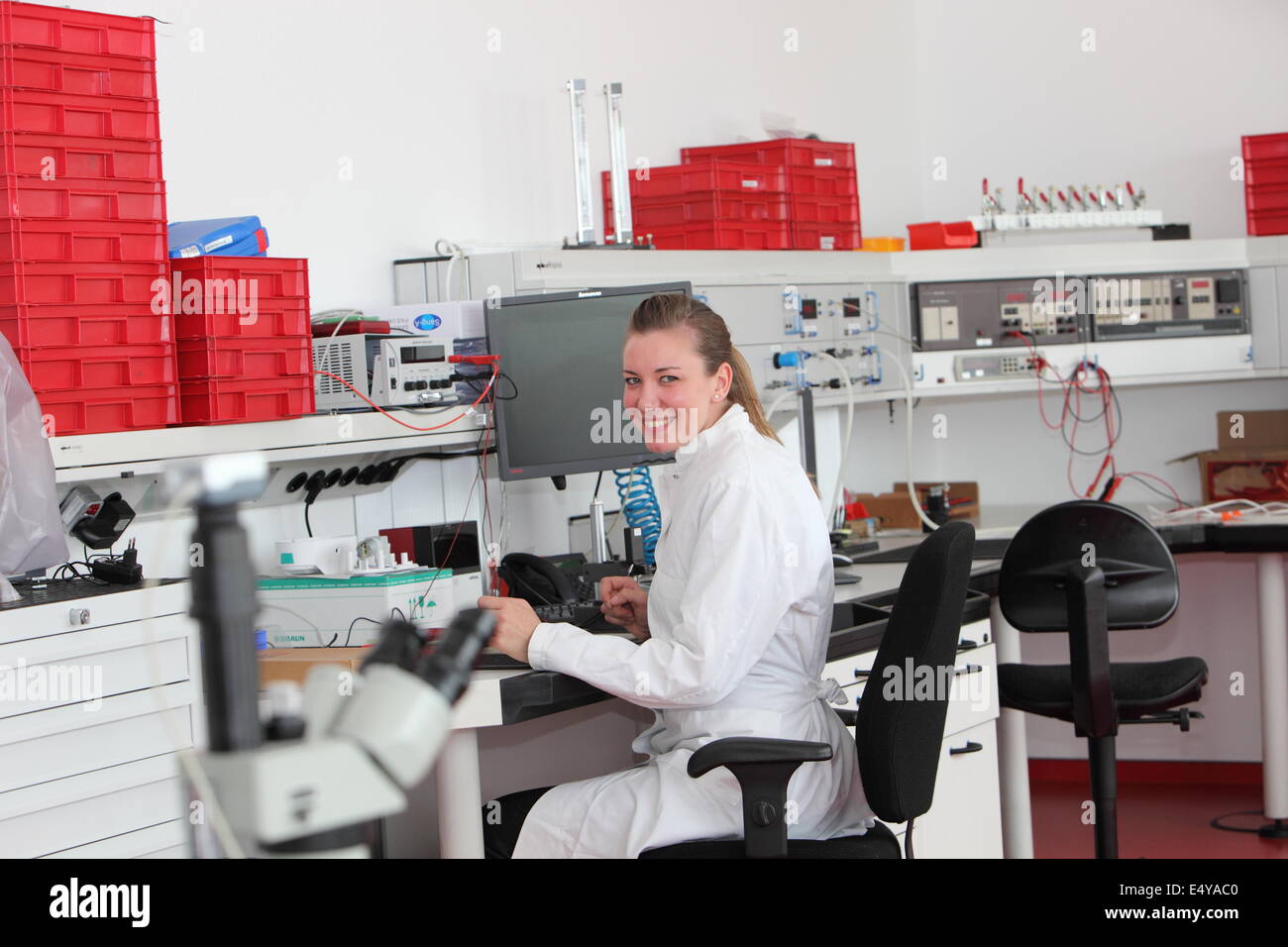 Fiducioso femmina tecnico di laboratorio Foto Stock