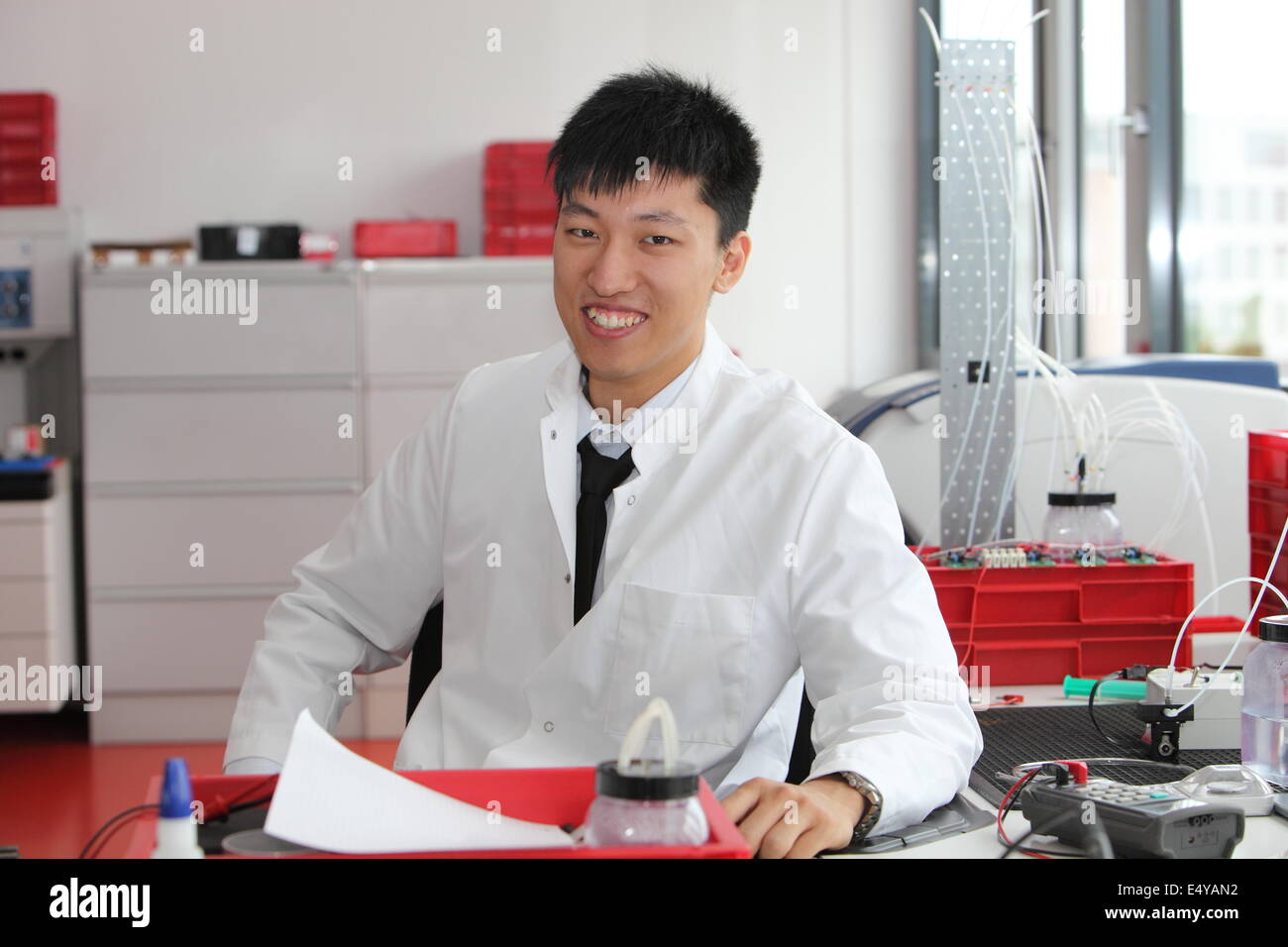 Sorridente Asian tecnico di laboratorio Foto Stock