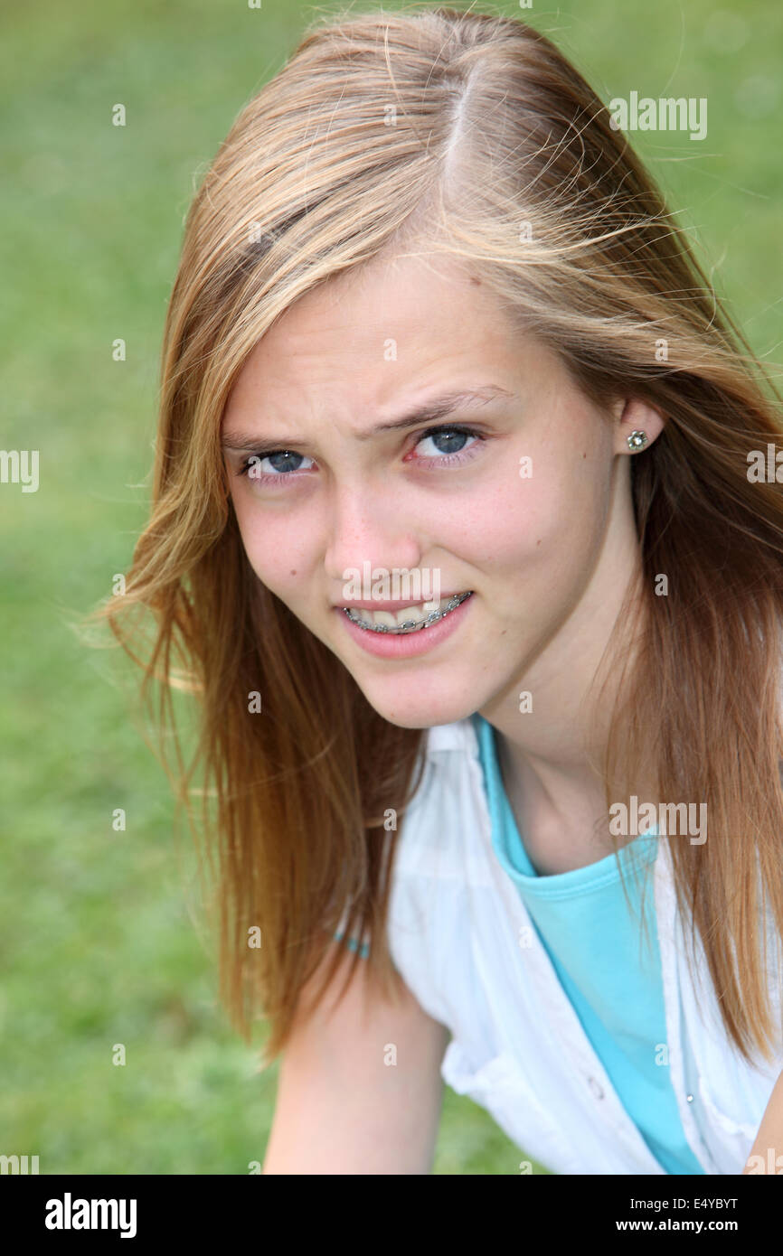 Giovane ragazza adolescente con espressione perplesso Foto Stock