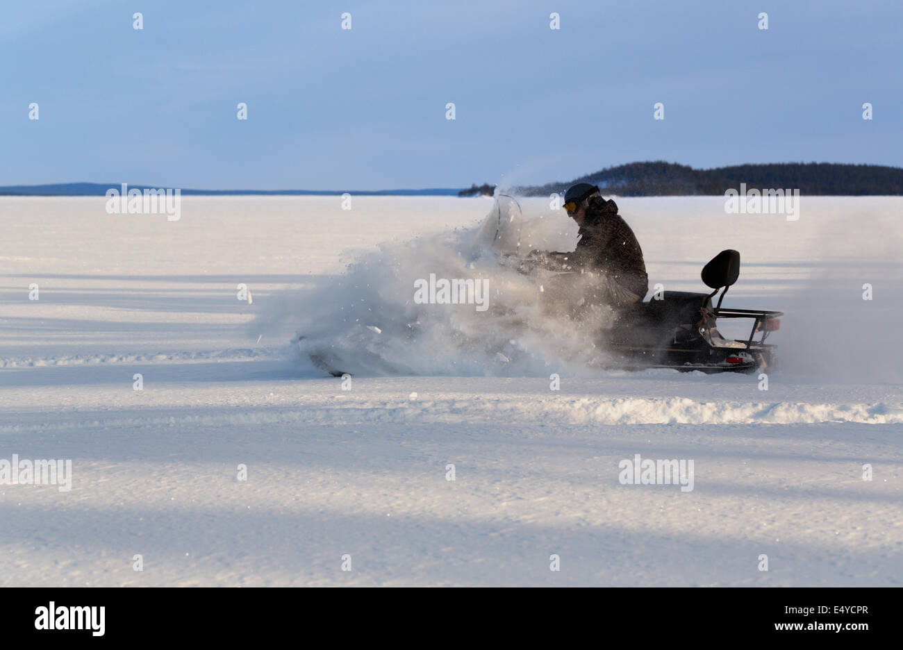 Uomo in sella ad una motoslitta Foto Stock