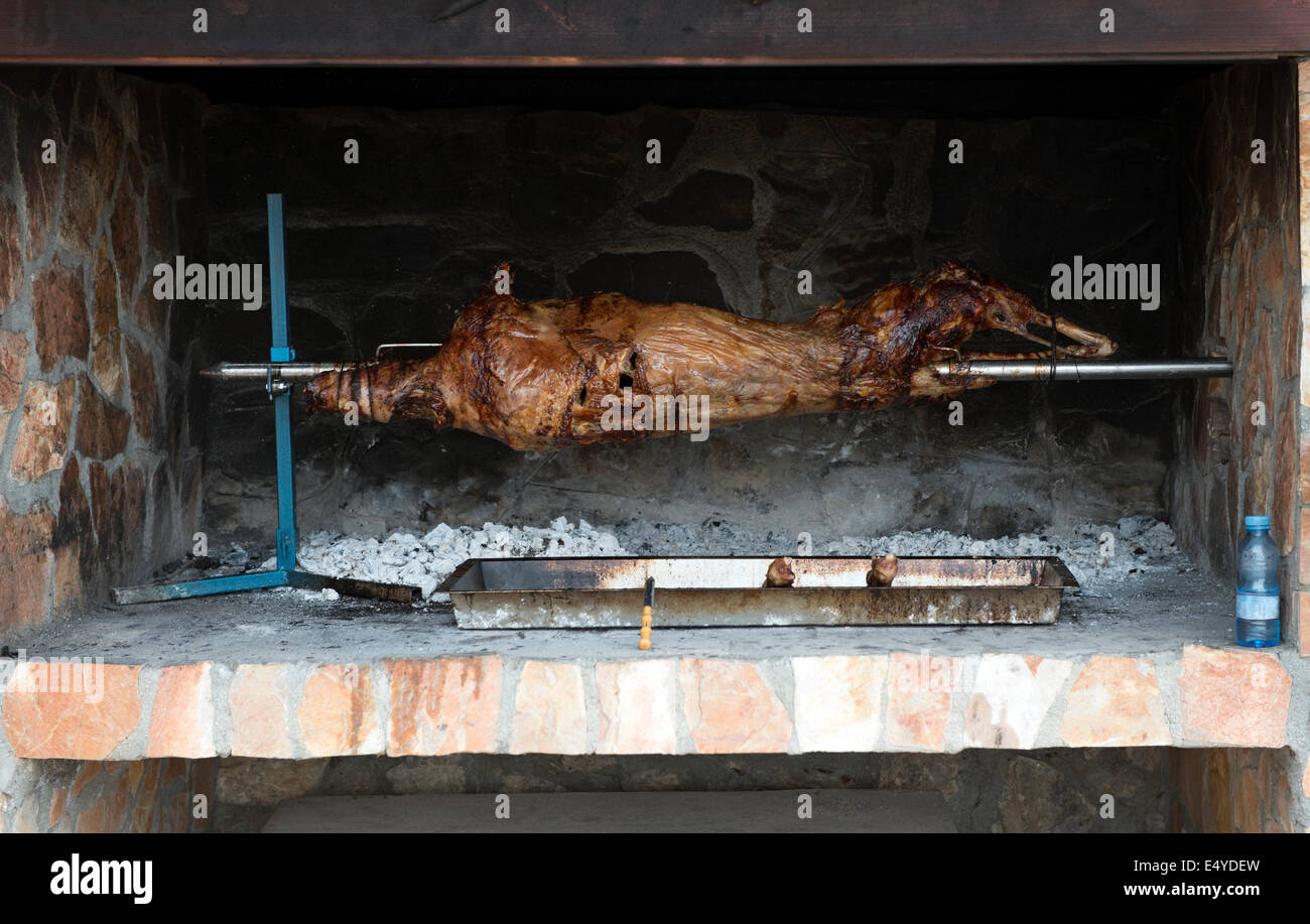 La carcassa di una pecora che è la tostatura allo spiedo. Foto Stock