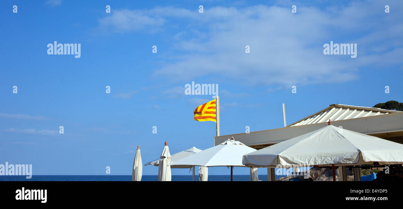 Ombrelloni bianchi e la bandiera della Catalunya Foto Stock