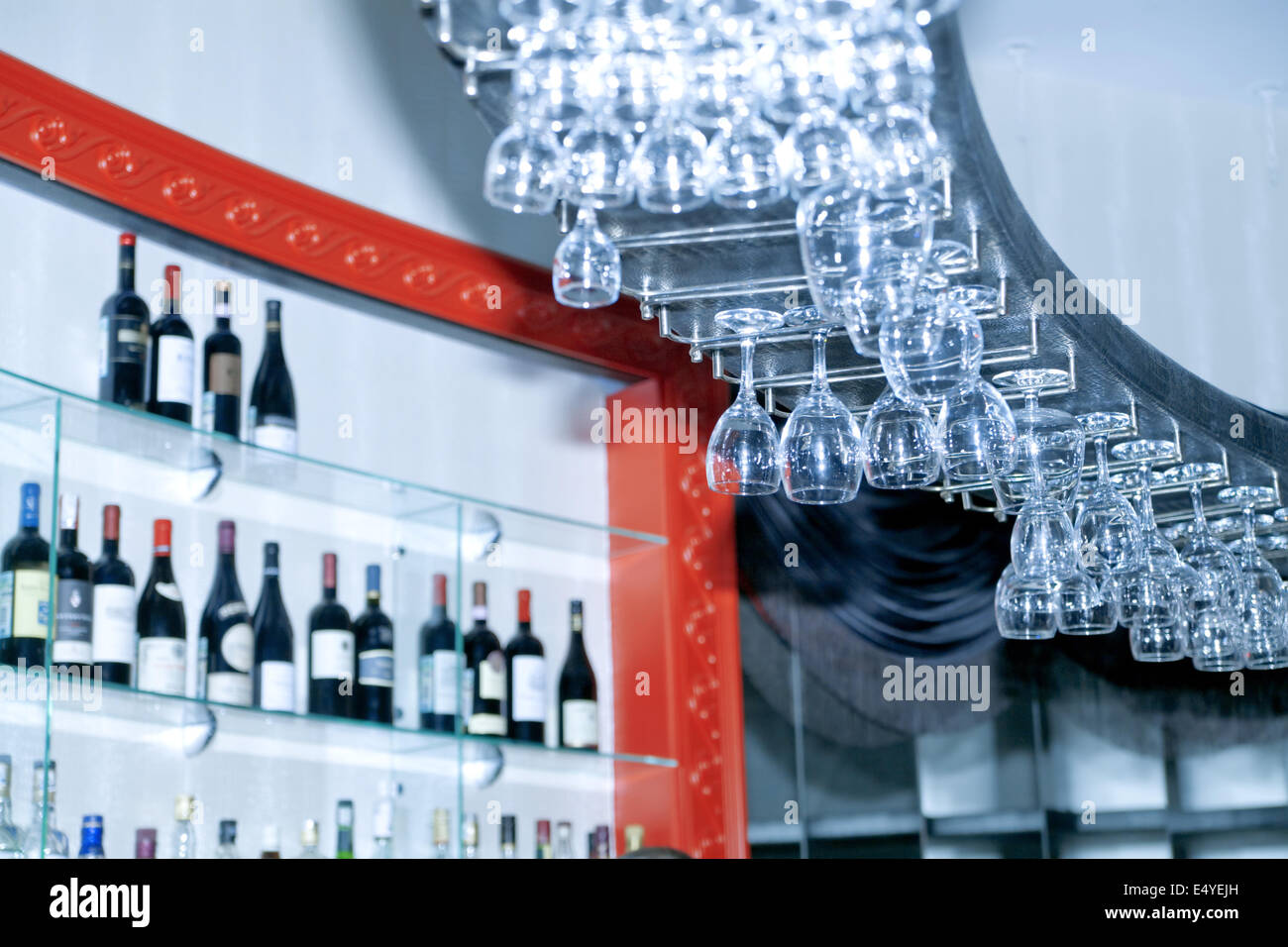 Un bar con bevande e bicchieri Foto Stock