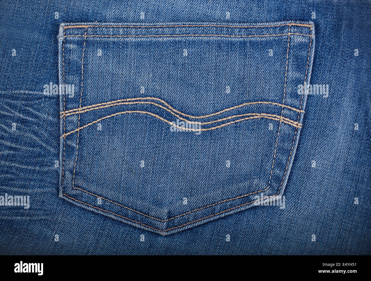 Svuotare la tasca posteriore dei jeans blu Foto Stock