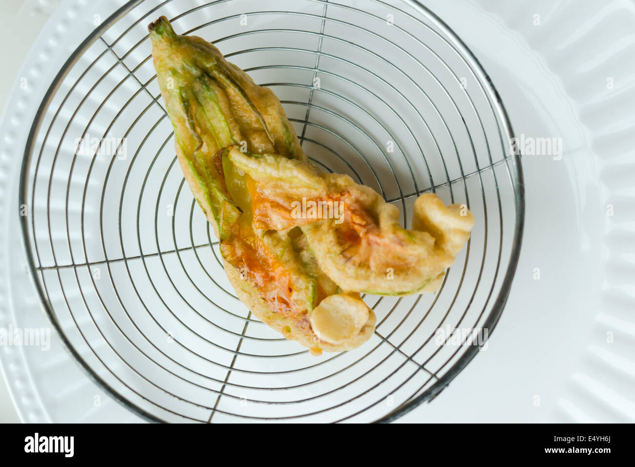 Zucchine fritte blossom close up sullo sfondo Foto Stock