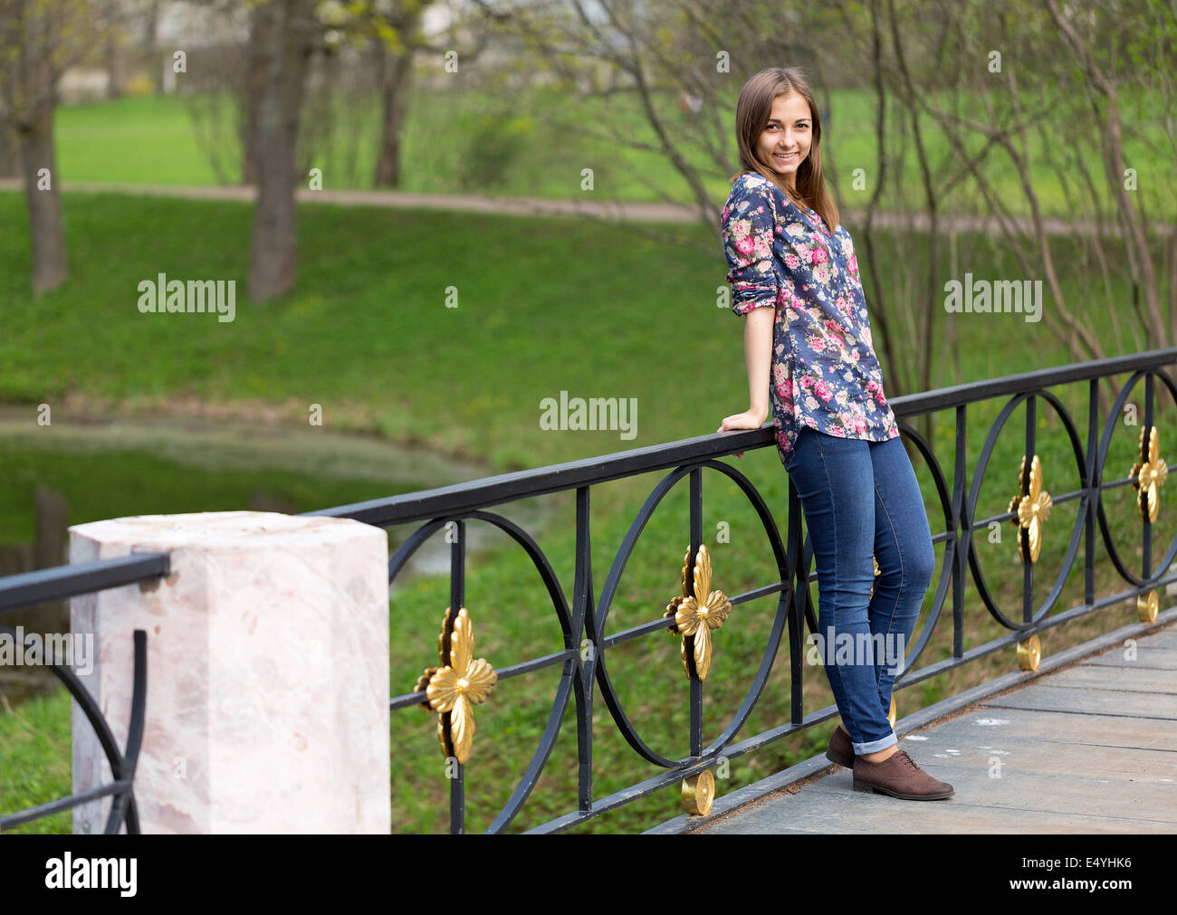 Ritratto di una bella full-length ragazza Foto Stock