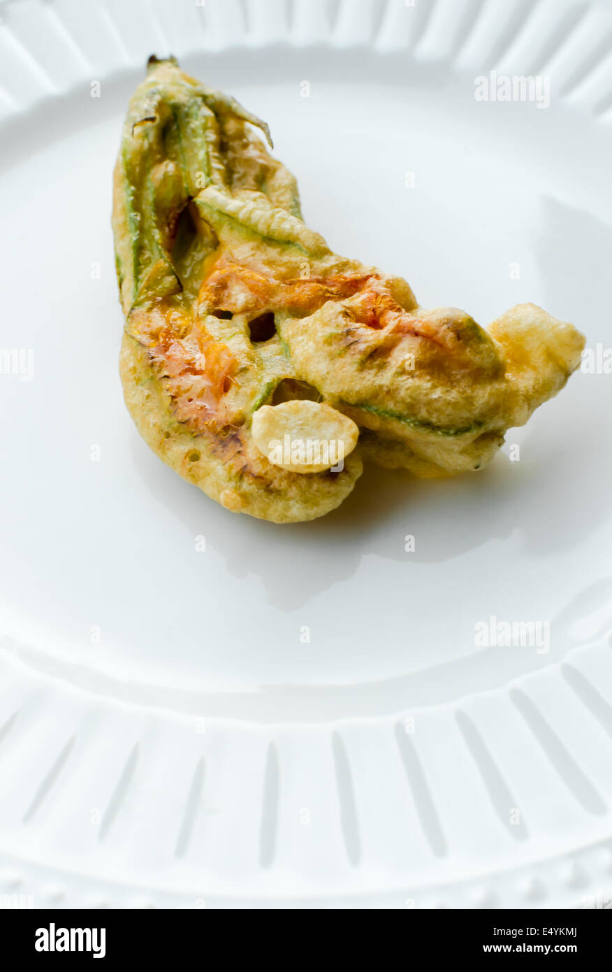 Zucchine fritte blossom close up sullo sfondo Foto Stock