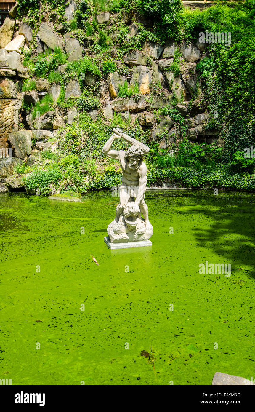 Scultura in acqua color smeraldo, in un parco di Praga Foto Stock