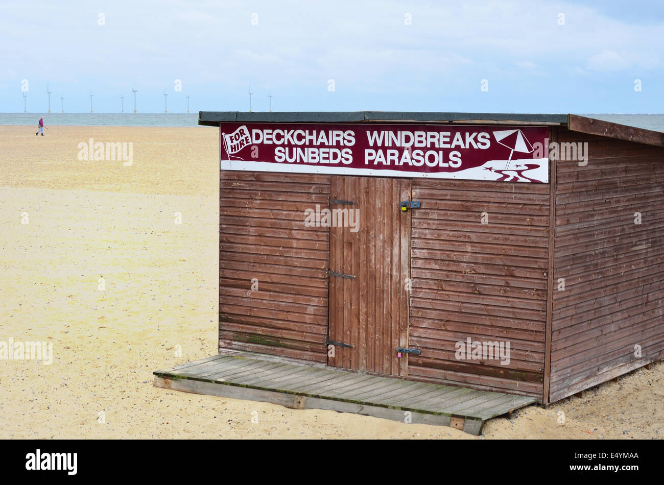 Spiaggia attrezzatura affitto versato Foto Stock