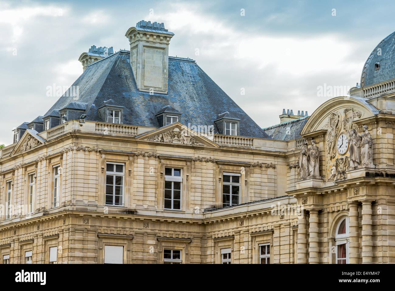 Parigi, Francia - Giugno 7th, 2014: particolare architettonico del museo del Louvre, Parigi, una delle principali attrazioni turistiche in Francia e Foto Stock