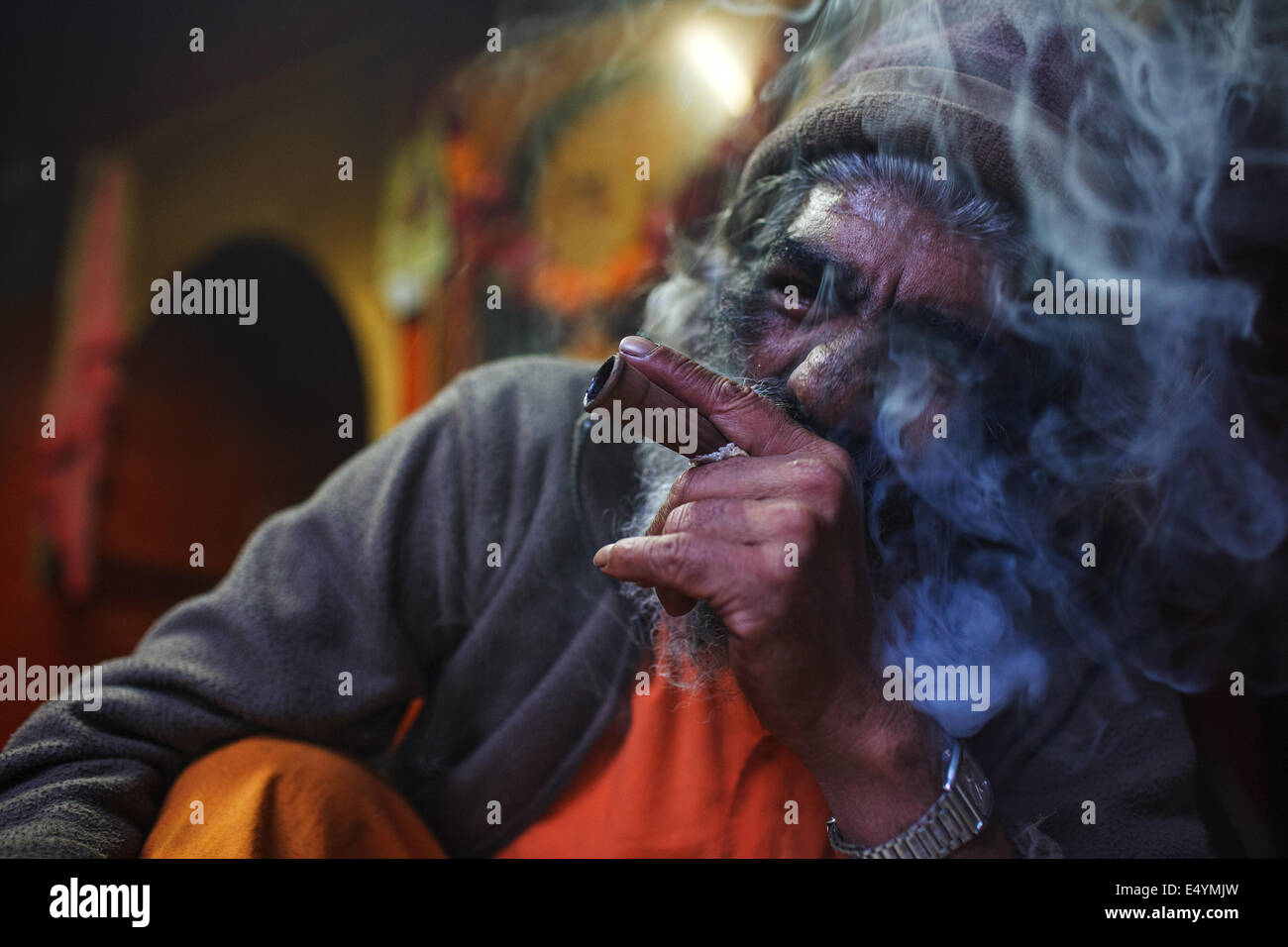 Un vecchio uomo charas fumare marijuana chillum ganja in Junagadh, Gujarat, India Foto Stock