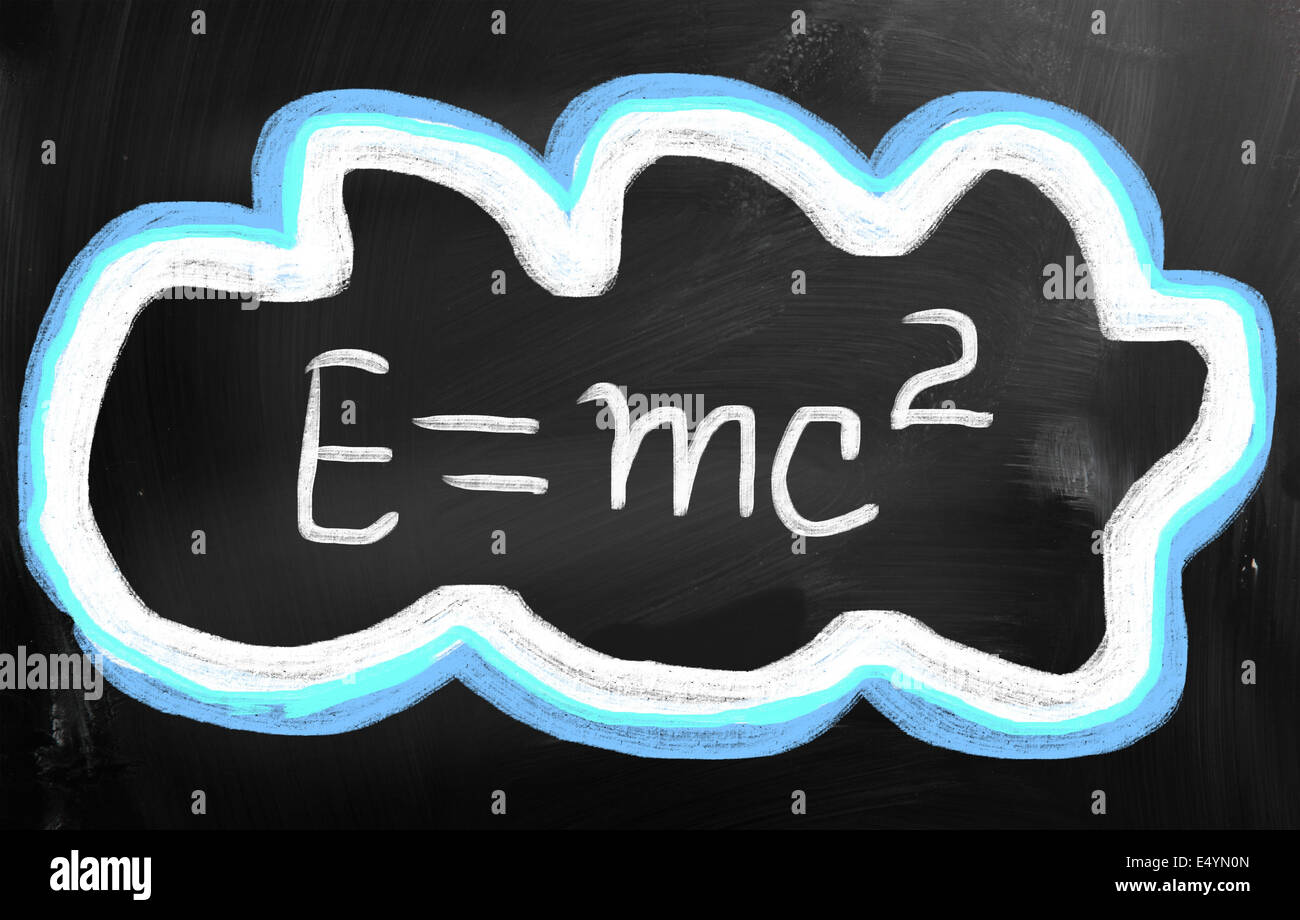 E=mc2 scritta a mano con un gessetto su una lavagna Foto Stock