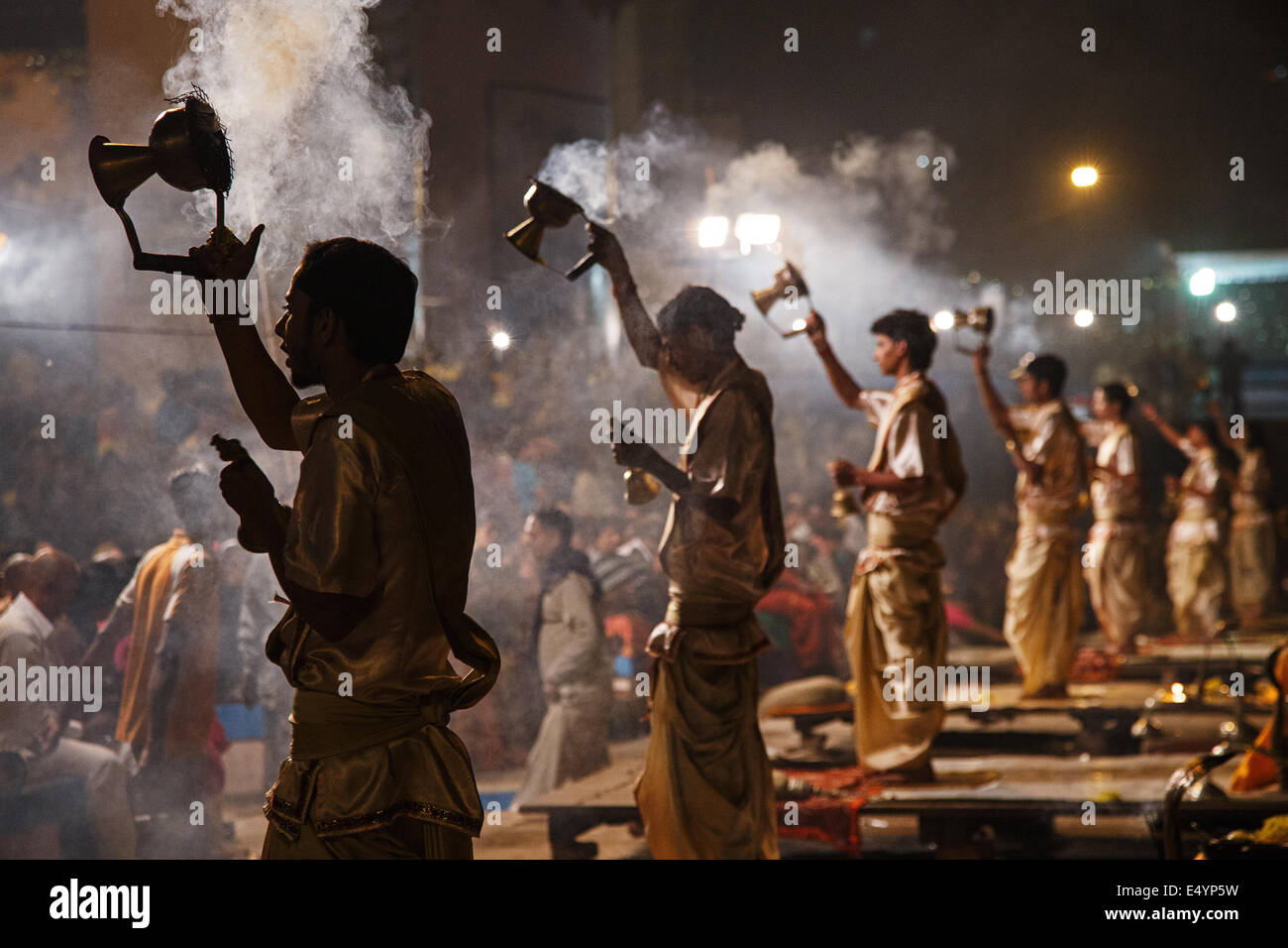 Sera Ganga Aarti (aarthi) religioso indù rituale spirituale e cerimonia con il fuoco e il fumo offerte in Varanasi, India Foto Stock