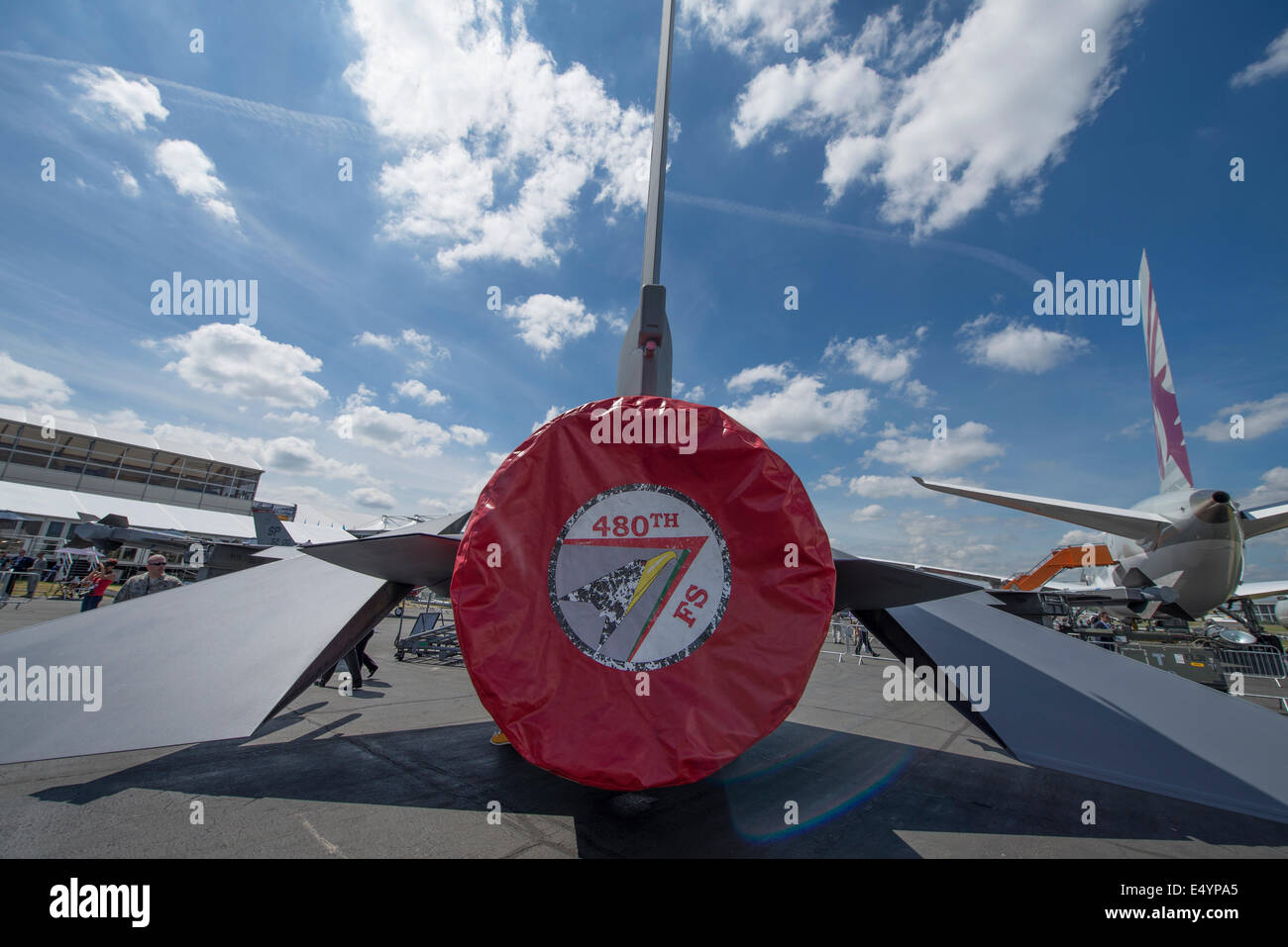 Aerodromo di Farnborough Hampshire, Regno Unito. 17 luglio 2014. Il salone aerospaziale internazionale è il Regno Unito il più grande evento nel settore aerospaziale e della difesa, del calendario che si tiene ogni due anni. Fornire opportunità di affari per l'industria aerospaziale globale si apre anche al pubblico il 19-20 luglio, quest'anno celebra i suoi cento anni di storia dell'aviazione. Aeromobili partecipanti raggiungono un nuovo alto per Farnborough International Airshow di quest'anno, sponsorizzato dal gruppo di Airbus. Vista posteriore, F16 Falcon jet del USAF 480th Fighter Squadron. Credito: Malcolm Park editoriale/Alamy Live News. Foto Stock