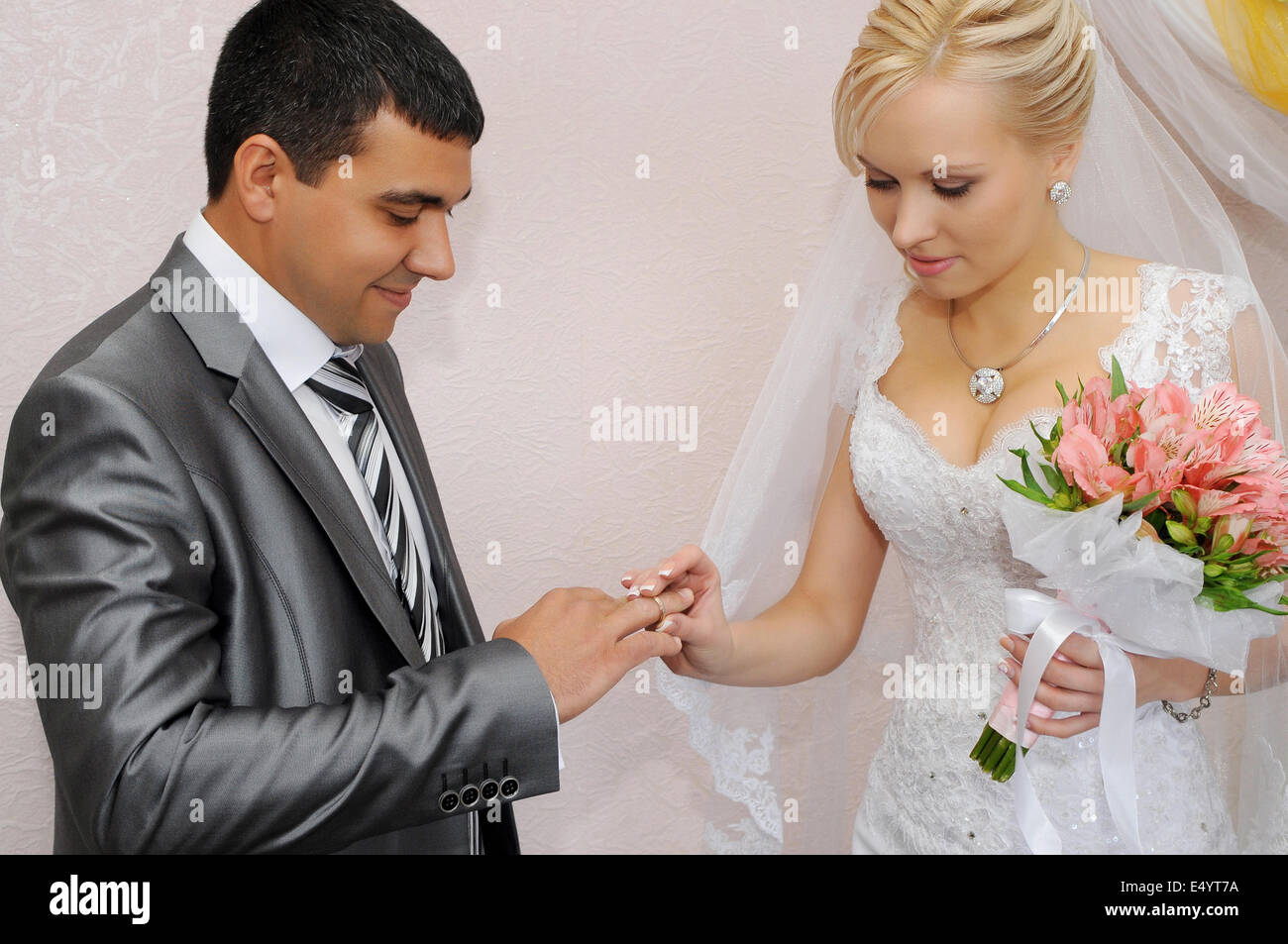 Scambio di anelli di nozze Foto Stock