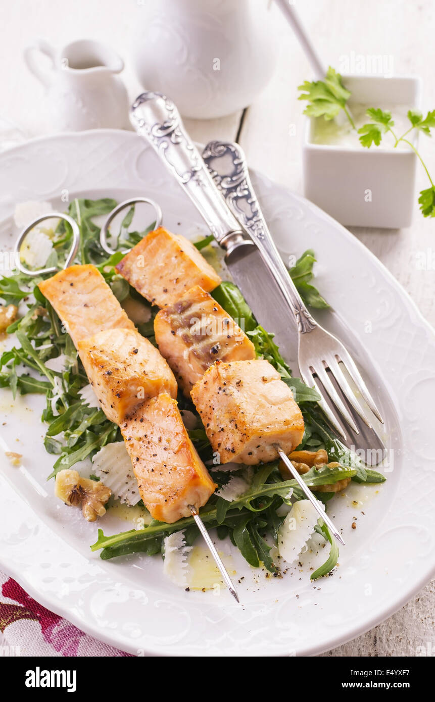 Salmone alla griglia con insalata di rucola Foto Stock