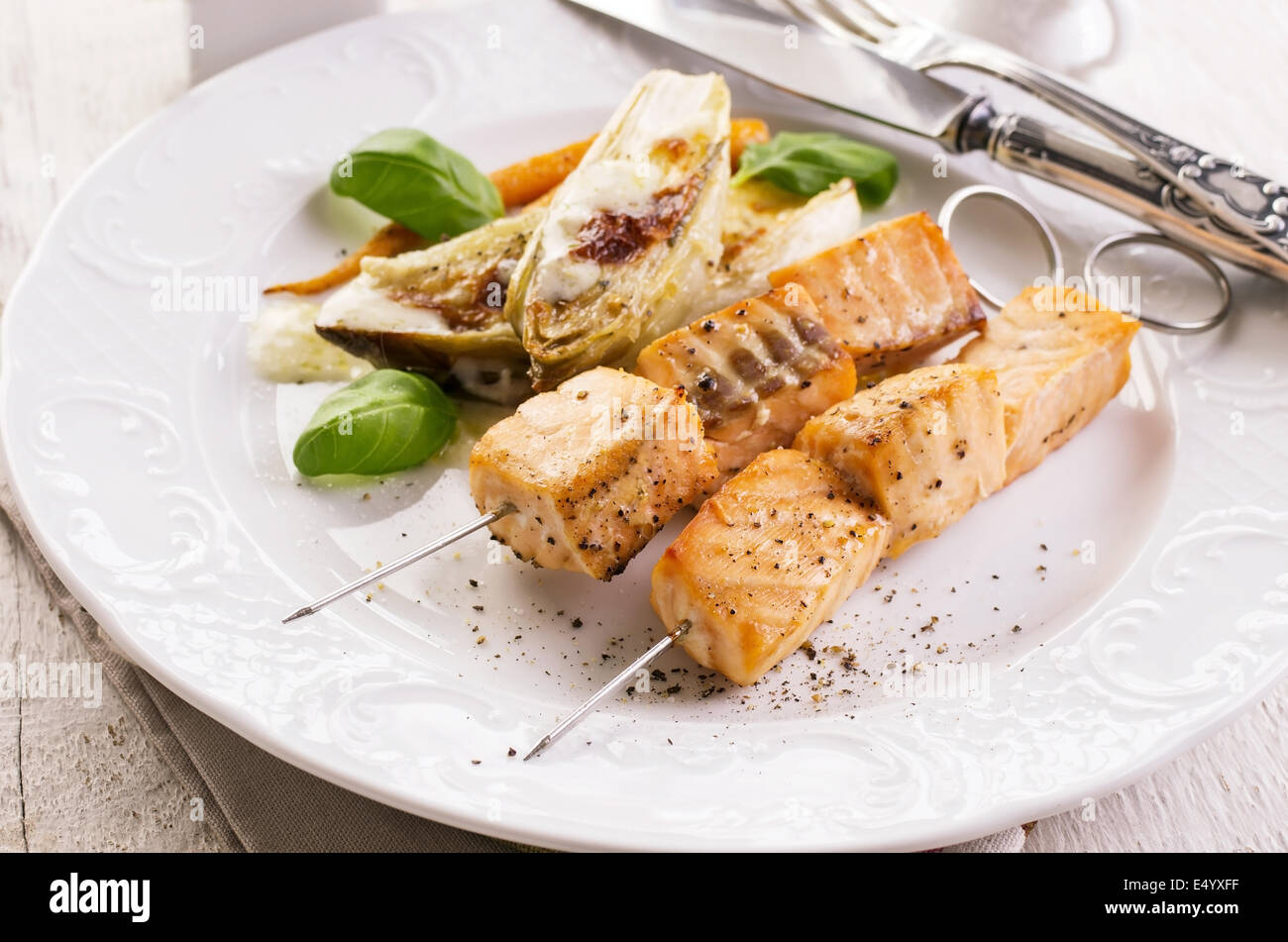 Il disallineamento di salmone alla griglia con verdure Foto Stock