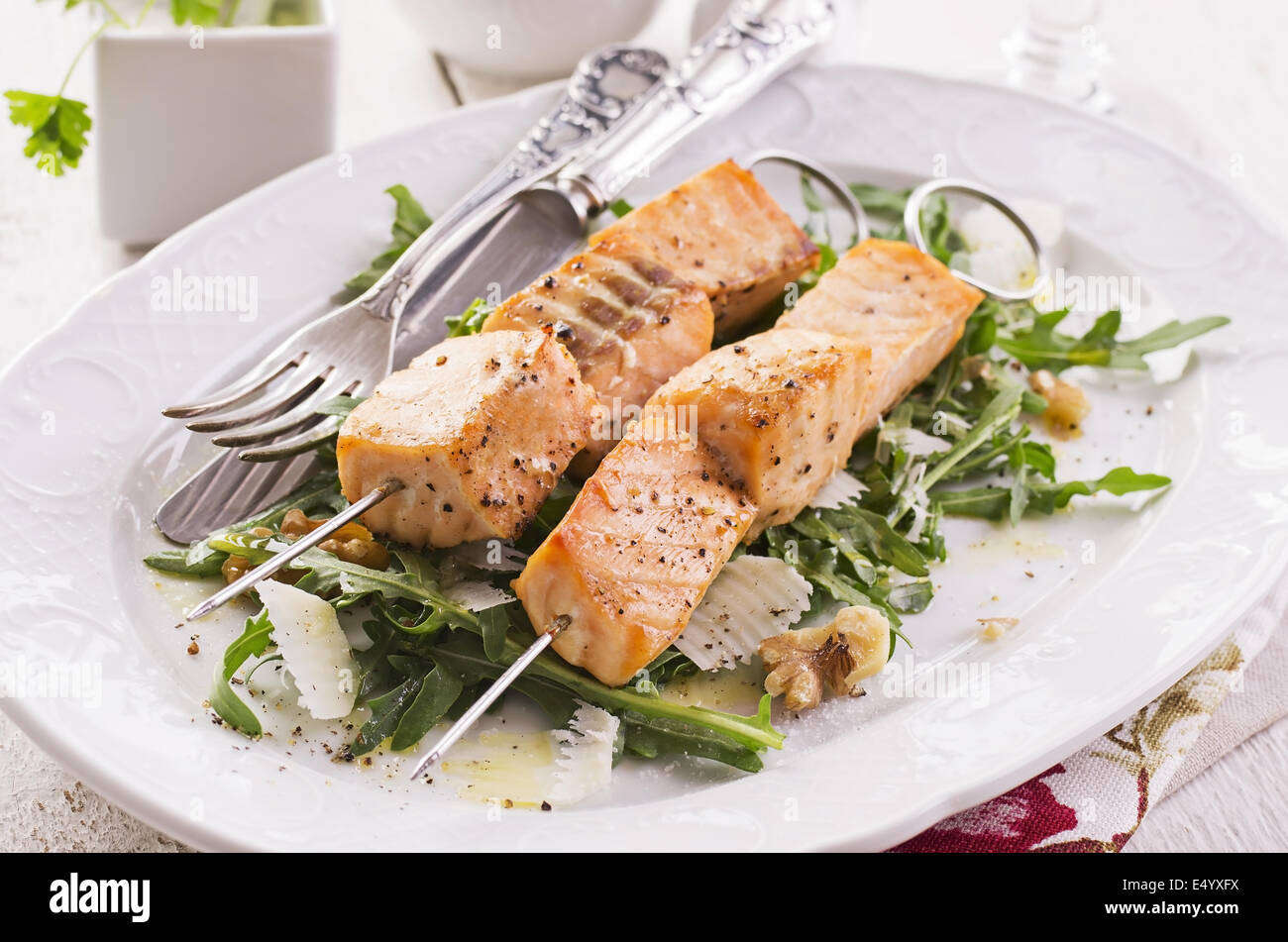 Salmone alla griglia con insalata Foto Stock