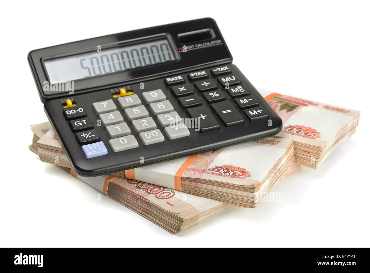 Calcolatrice e pila di denaro isolato su bianco Foto Stock