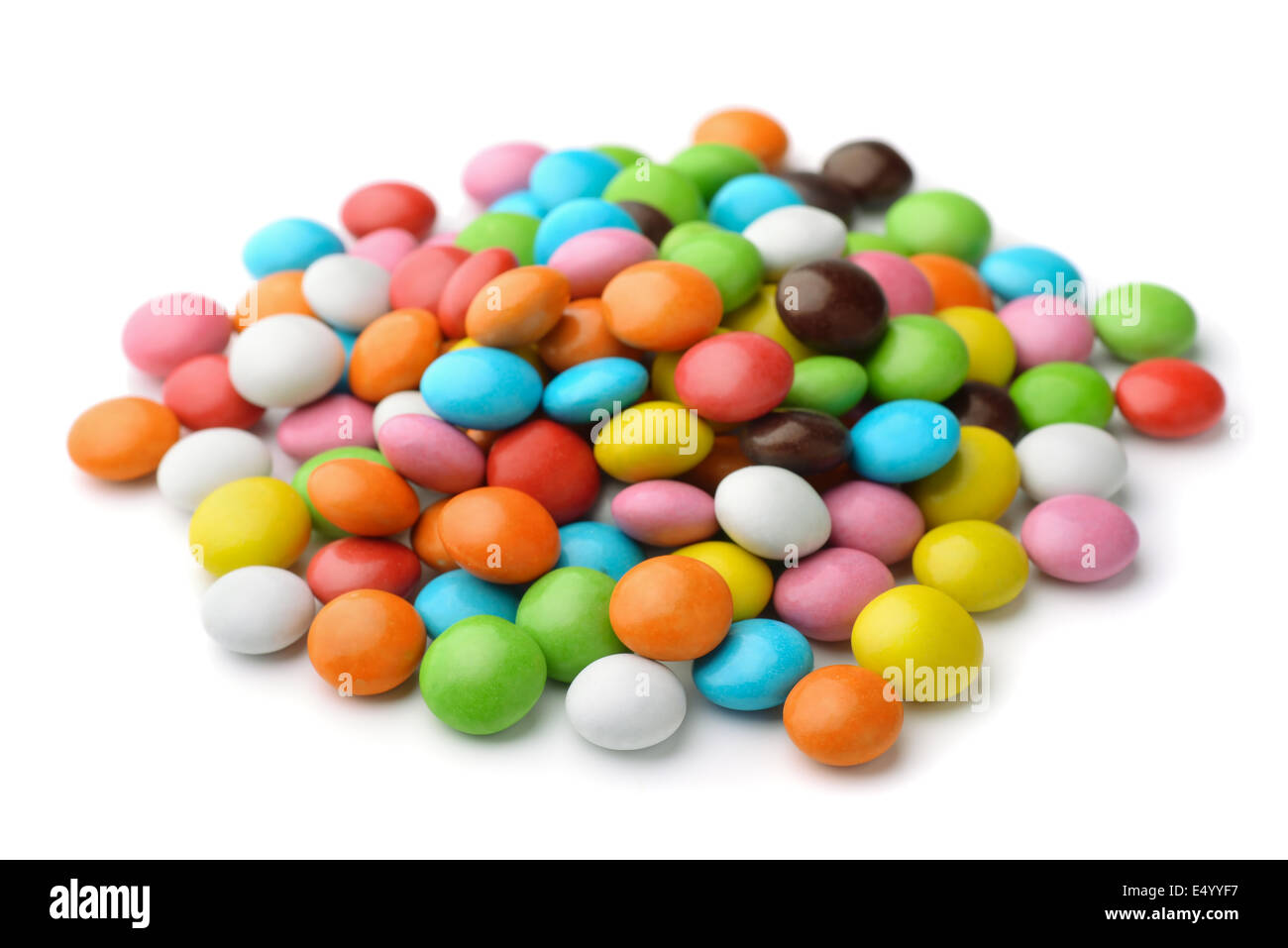 Pila di caramelle colorate scende isolato su bianco Foto Stock