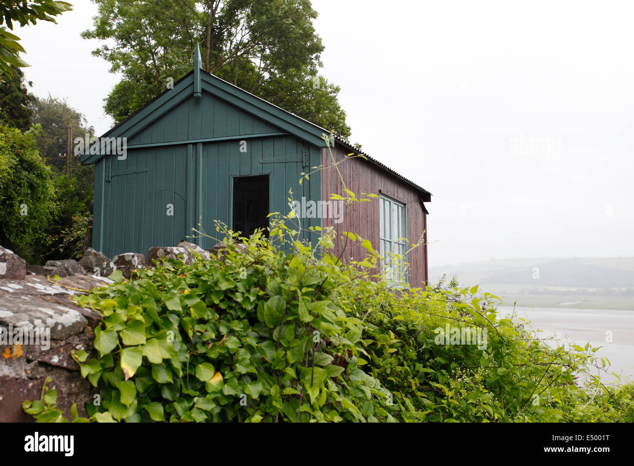 La scrittura di un capannone. Questo era il garage al Boathouse, dove Dylan Thomas ha lavorato e ha scritto sotto Milkwood. Costruito nel 1925. Foto Stock