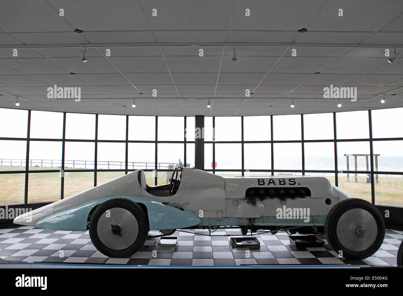 Bab al museo del record di velocità su terra, Pendine Sands, Carmarthenshire, West Wales. Foto Stock